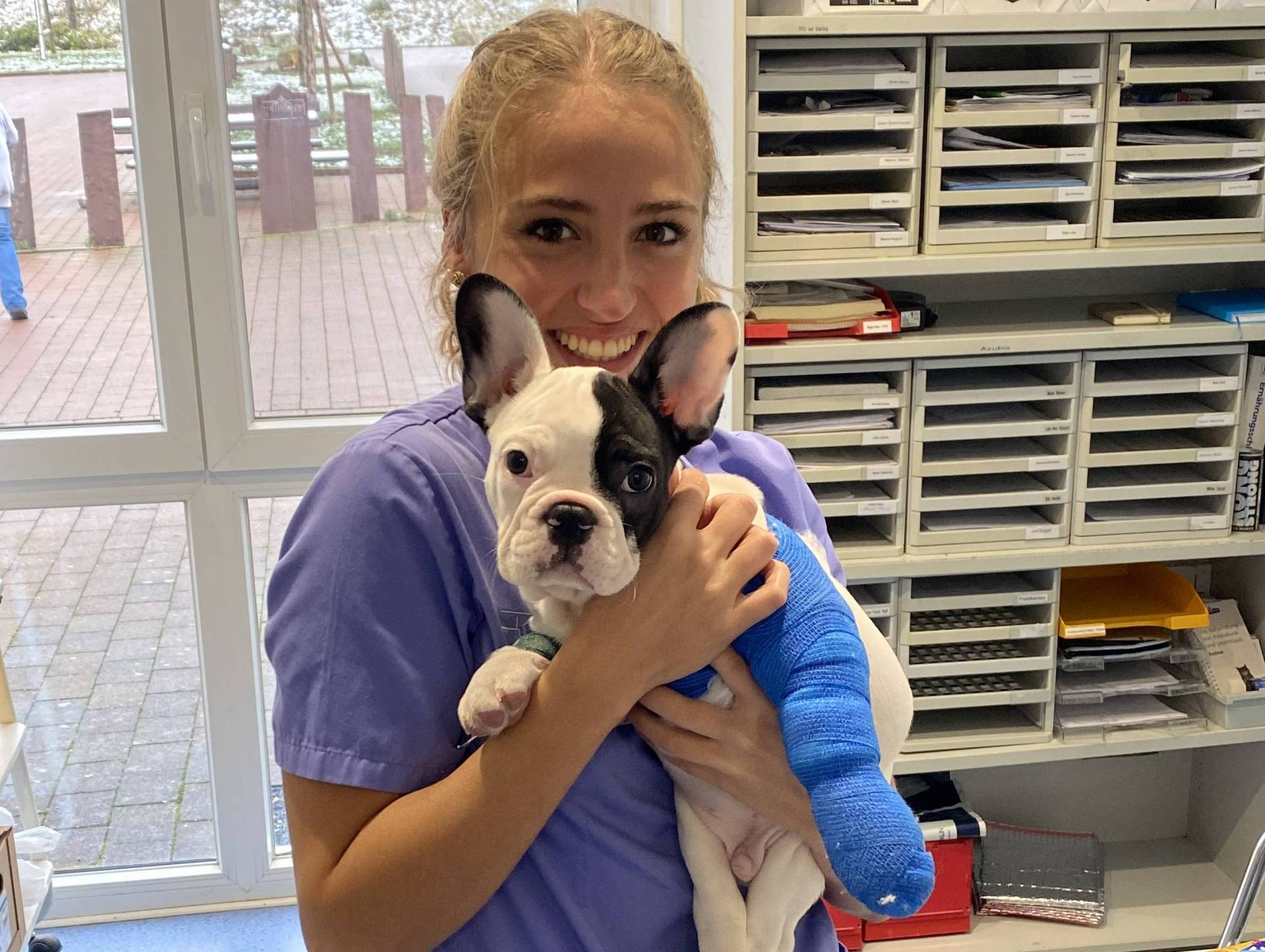 Frau Biskamp mit operiertem Welpe