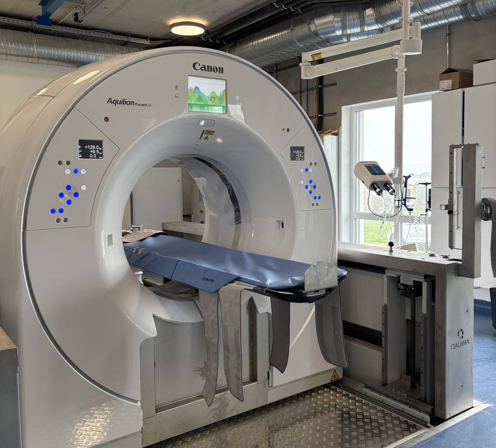 Modernes Mehrzeilen-CT (Multi-Slice-CT) Canon Aquilion Exceed – hochauflösende Bildgebung mit modernster Detektortechnologie